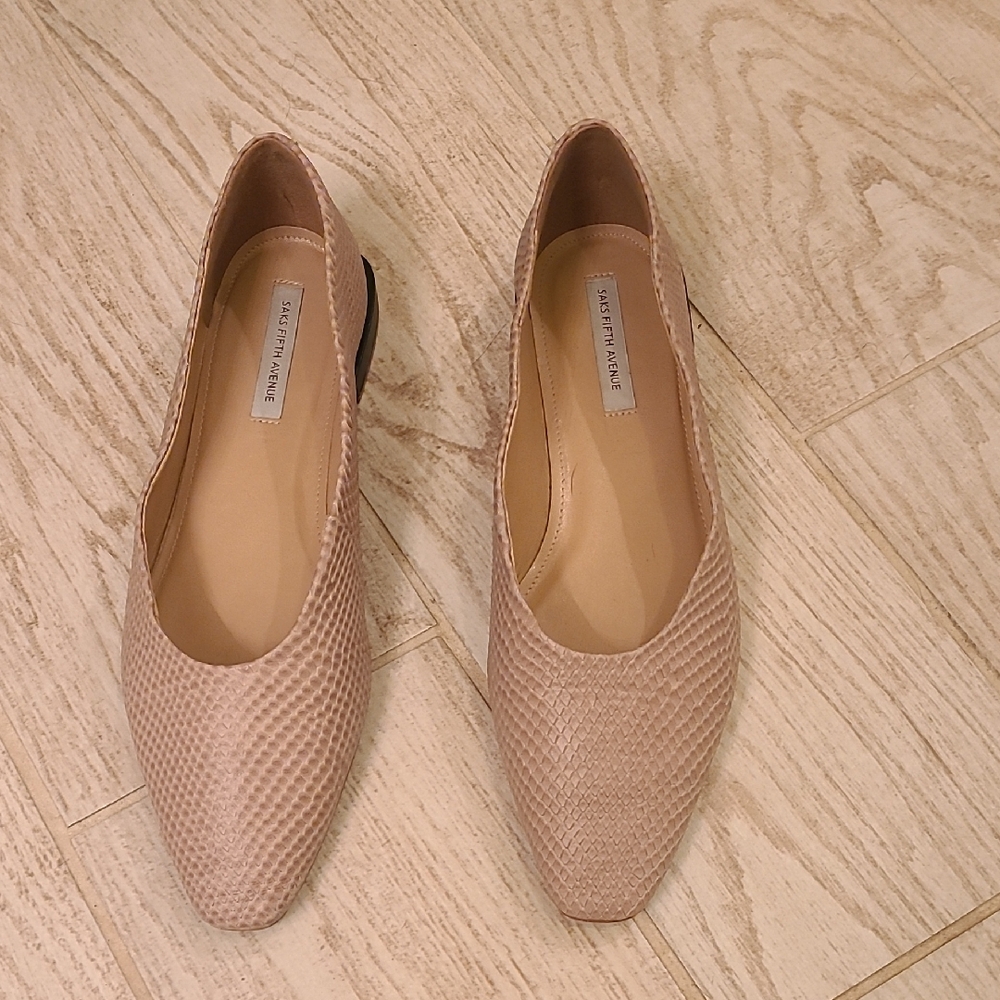 Saks Fifth Avenue Flats In EUC in a Size 9.5